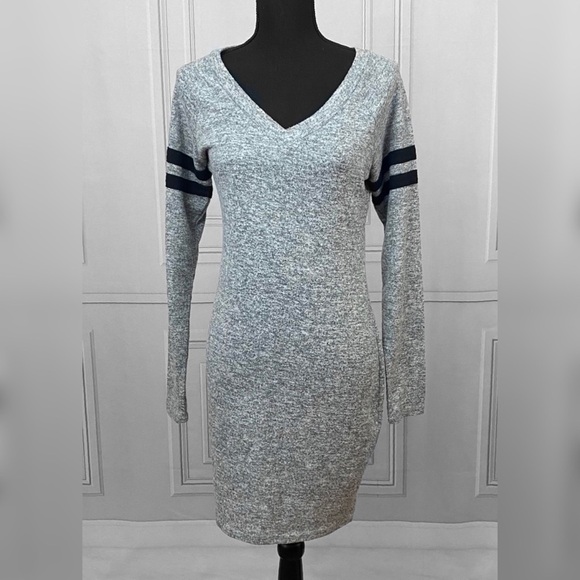 Almost Famous Dresses & Skirts - Long sleeve body con dress 🖤